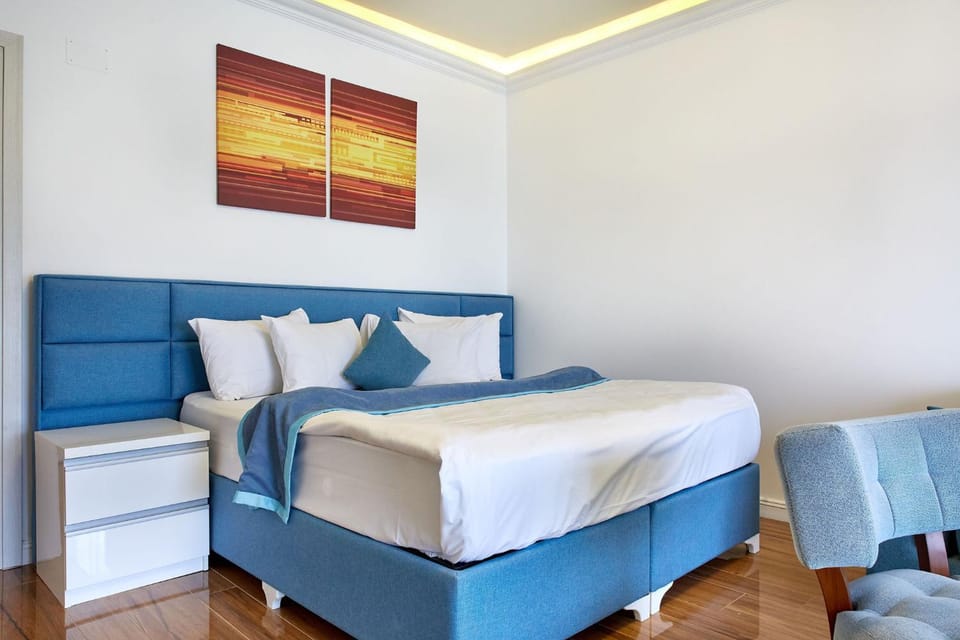 Bed, Photo of the whole room, Seating area