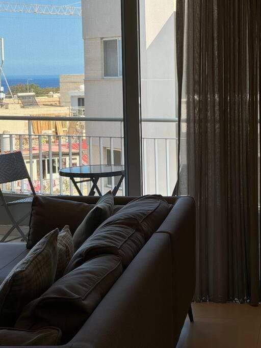 Swieqi, Luxury Apartment, 3BD - 2 BH, Sleeps 6 Apartment in Malta