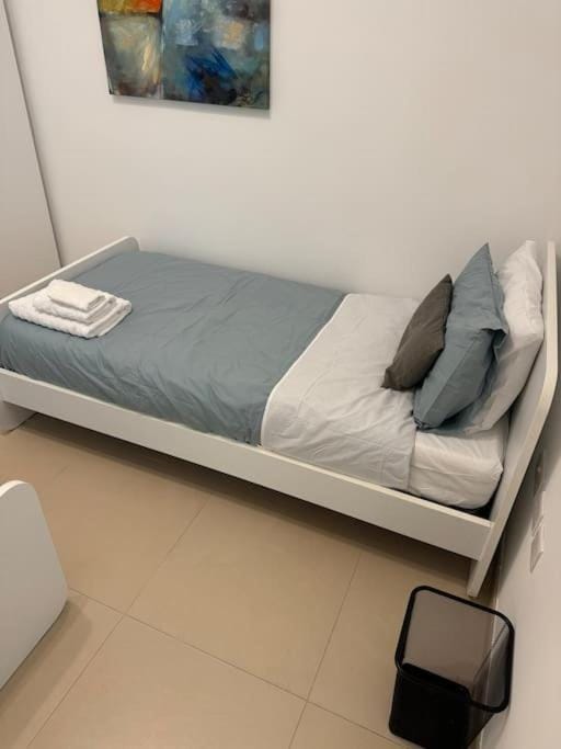 Swieqi, Luxury Apartment, 3BD - 2 BH, Sleeps 6 Apartment in Malta