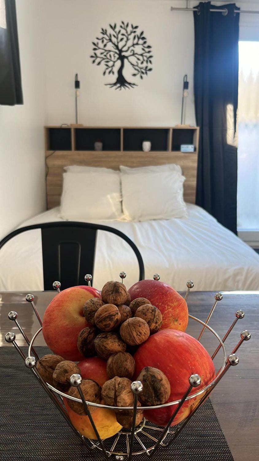Bed, Dining area