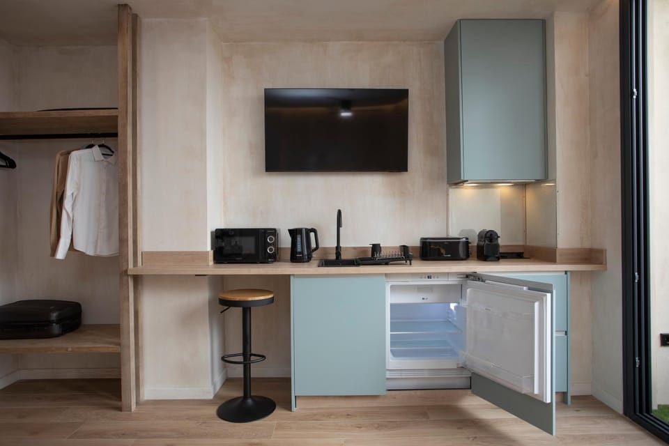 TV and multimedia, Coffee/tea facilities, Kitchen or kitchenette, microwave, toaster, wardrobe