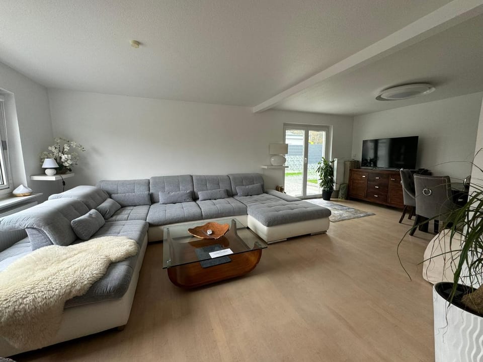 Communal lounge/ TV room, TV and multimedia, Living room, Seating area, Evening entertainment