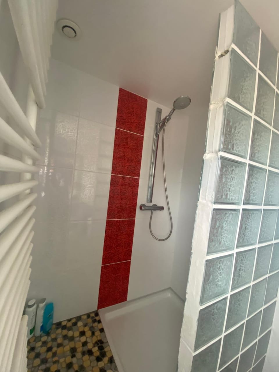 Chambre Paon avec partie commune A 6min de l A26 et 15 min de stOmer, lumbres et aire sur la lys Vacation rental in Hauts-de-France