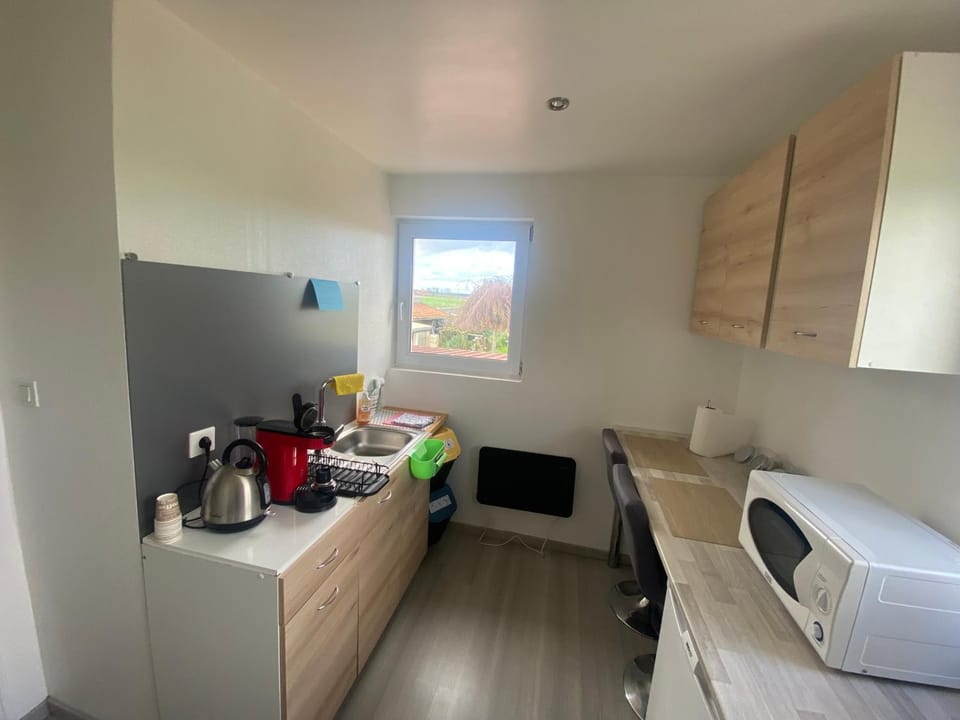Chambre Paon avec partie commune A 6min de l A26 et 15 min de stOmer, lumbres et aire sur la lys Vacation rental in Hauts-de-France