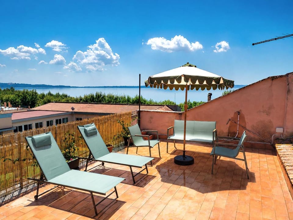 View (from property/room), Balcony/Terrace, Lake view, sunbed