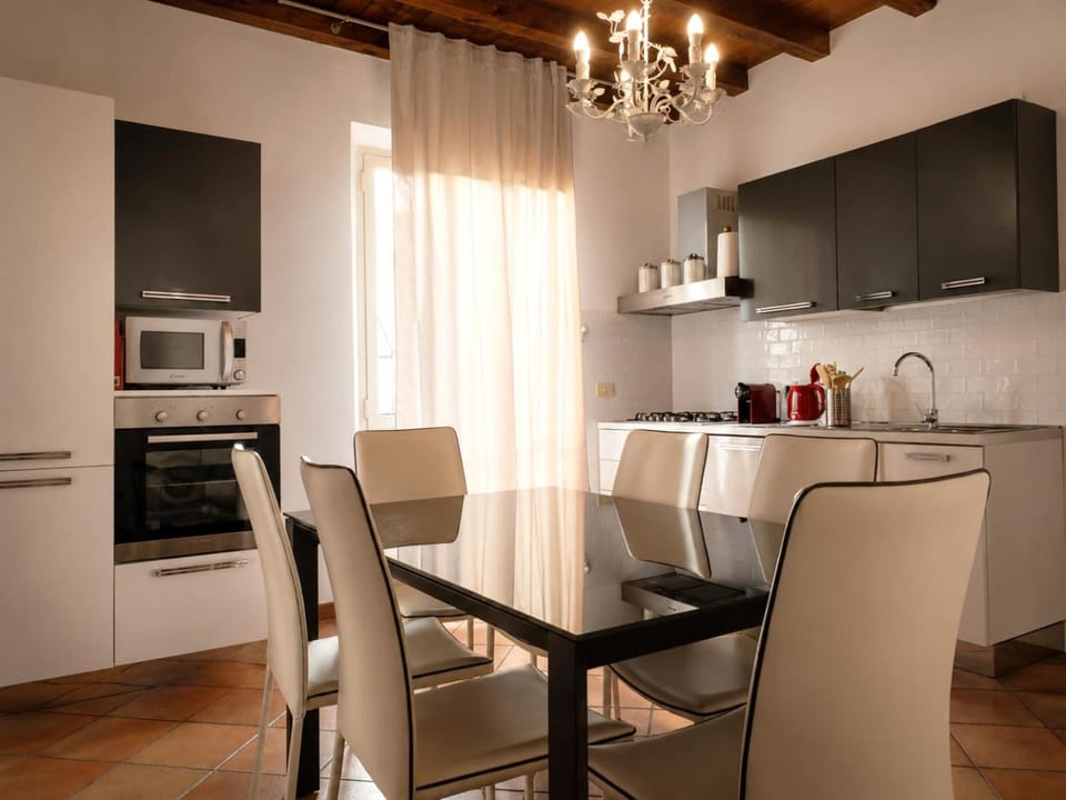 Coffee/tea facilities, Kitchen or kitchenette, Dining area, oven, stove