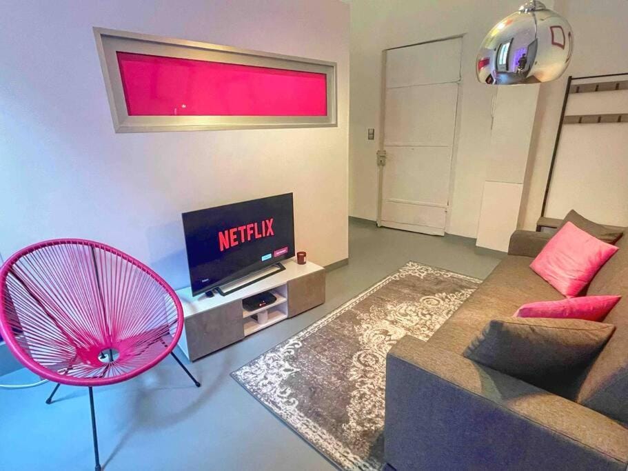 Cosy appartement, moderne, fuchsia, industriel Apartment in Nice