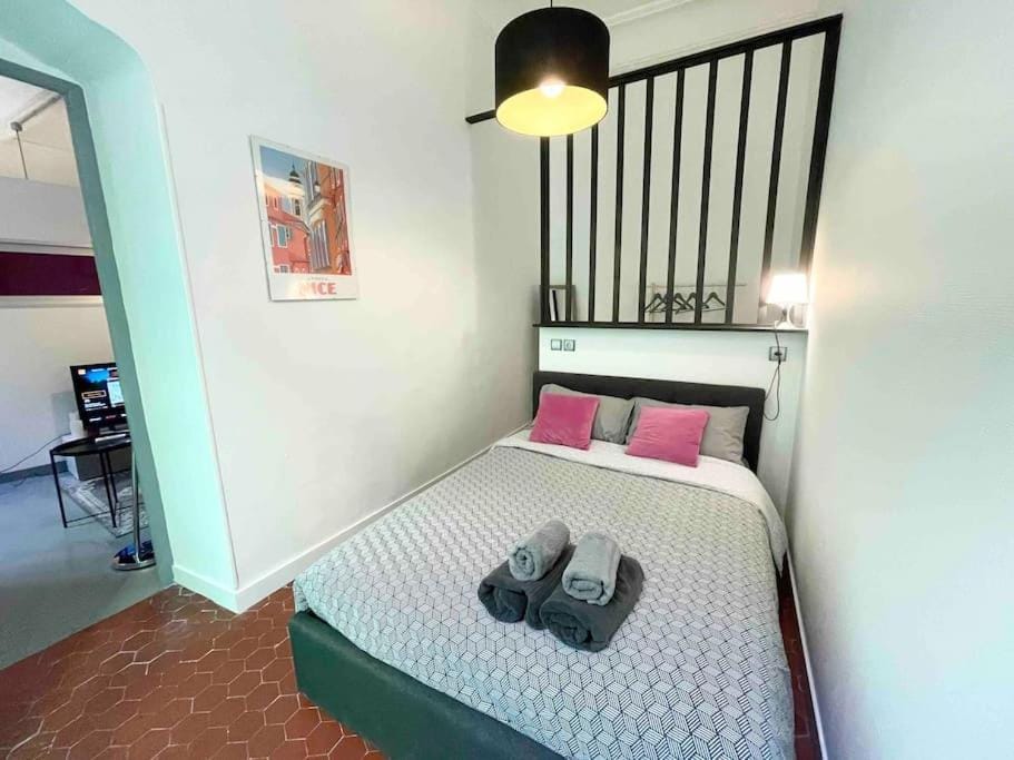 Cosy appartement, moderne, fuchsia, industriel Apartment in Nice
