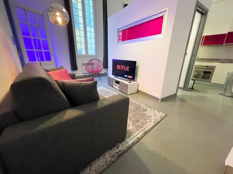 Cosy appartement, moderne, fuchsia, industriel Apartment in Nice