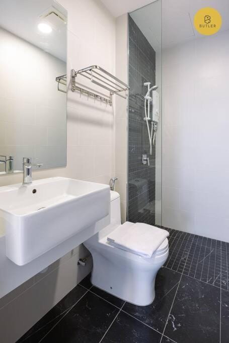 Greatview 2BR Infinity Pool & EasyAccess to Town 13 Apartment in George Town