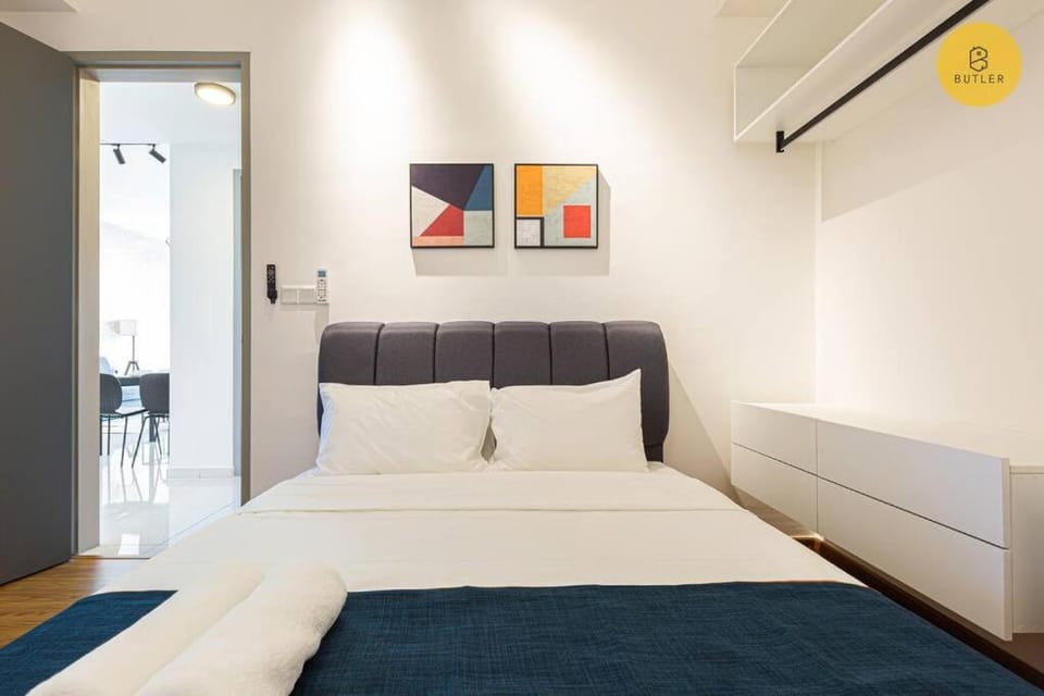 Seaview 2BR Infinity Pool & EasyAccess to Town 191 Apartment in George Town