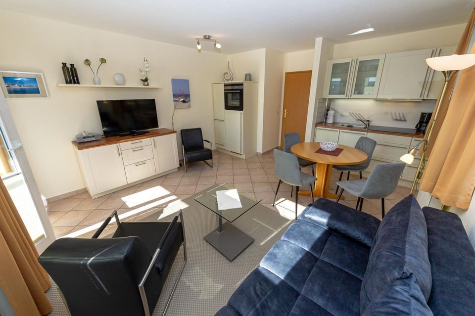 TV and multimedia, Kitchen or kitchenette, Living room, Seating area, Dining area