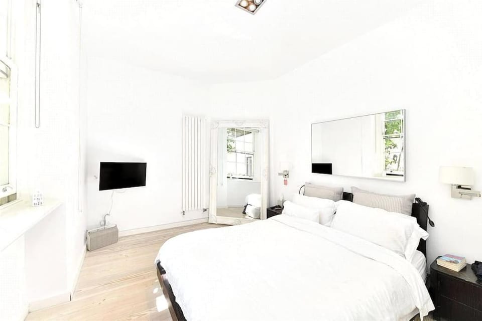Bed, TV and multimedia, Photo of the whole room, Evening entertainment, Bedroom