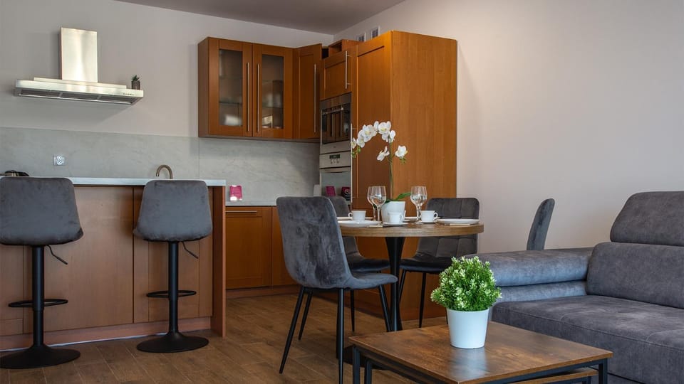 Kitchen or kitchenette, Living room, Seating area, Dining area