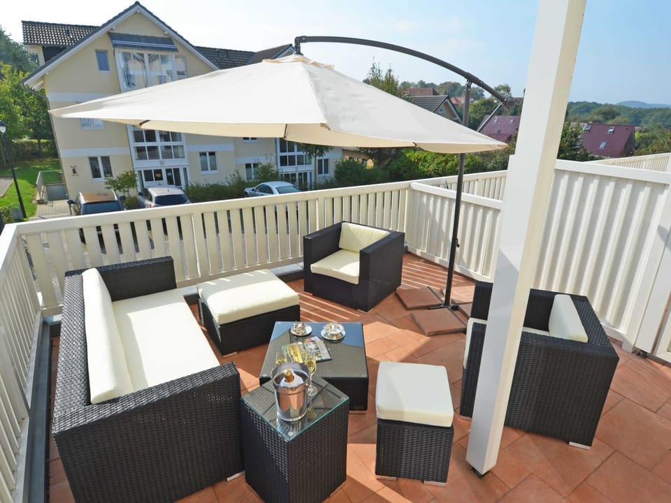 Property building, Patio, View (from property/room), Balcony/Terrace, Living room, Seating area, Dining area