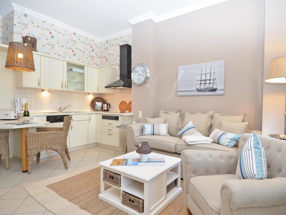 Kitchen or kitchenette, Living room, Seating area, Dining area