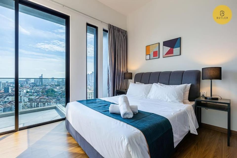 Seaview 2BR Infinity Pool & EasyAccess to Town 201 Apartment in George Town