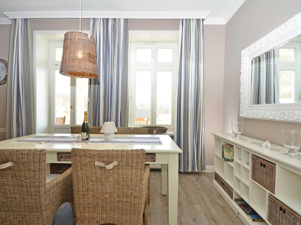 Seating area, Dining area