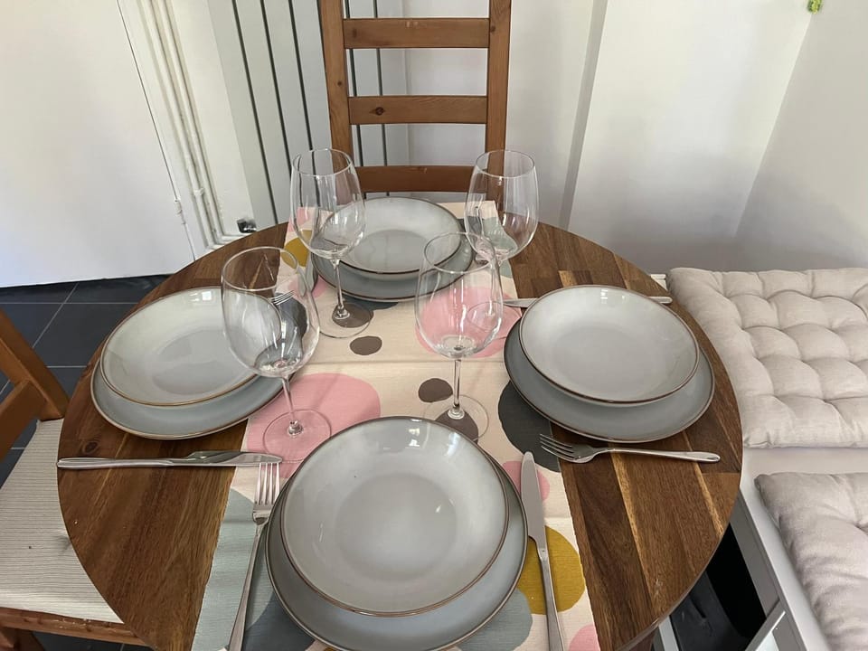 Stylish apt in a 1938 building with parking Apartment in London