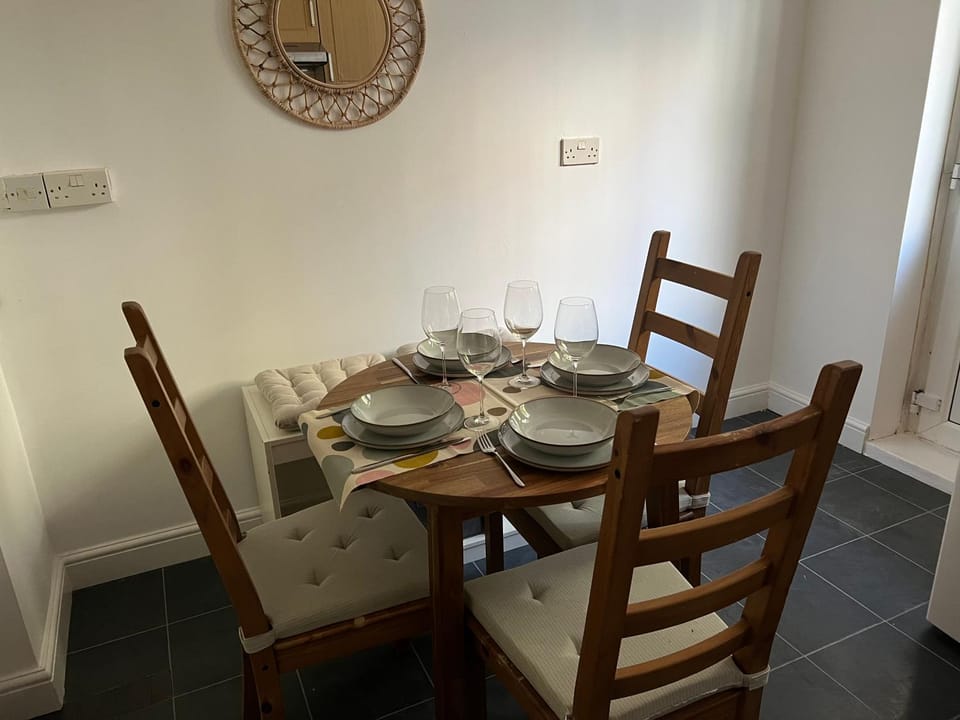 Stylish apt in a 1938 building with parking Apartment in London