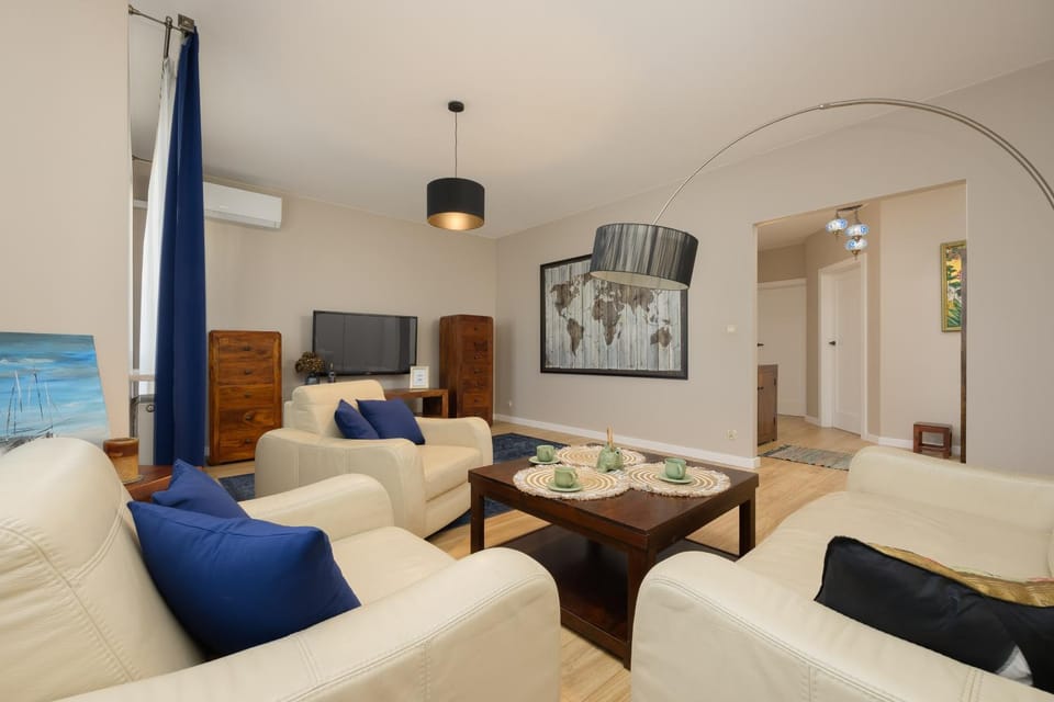 TV and multimedia, Living room, Seating area, Evening entertainment