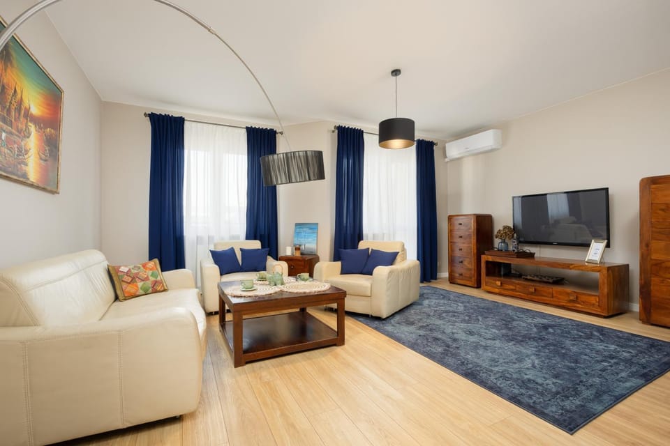 TV and multimedia, Living room, Seating area, Evening entertainment