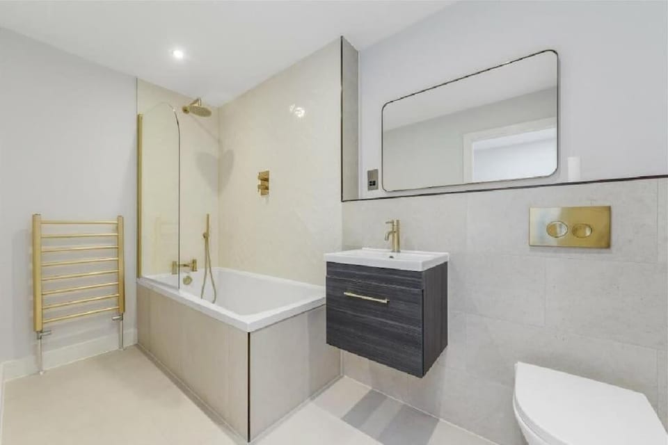 Prime Location 4-Bed Home in Croydon with Parking House in London Borough of Croydon