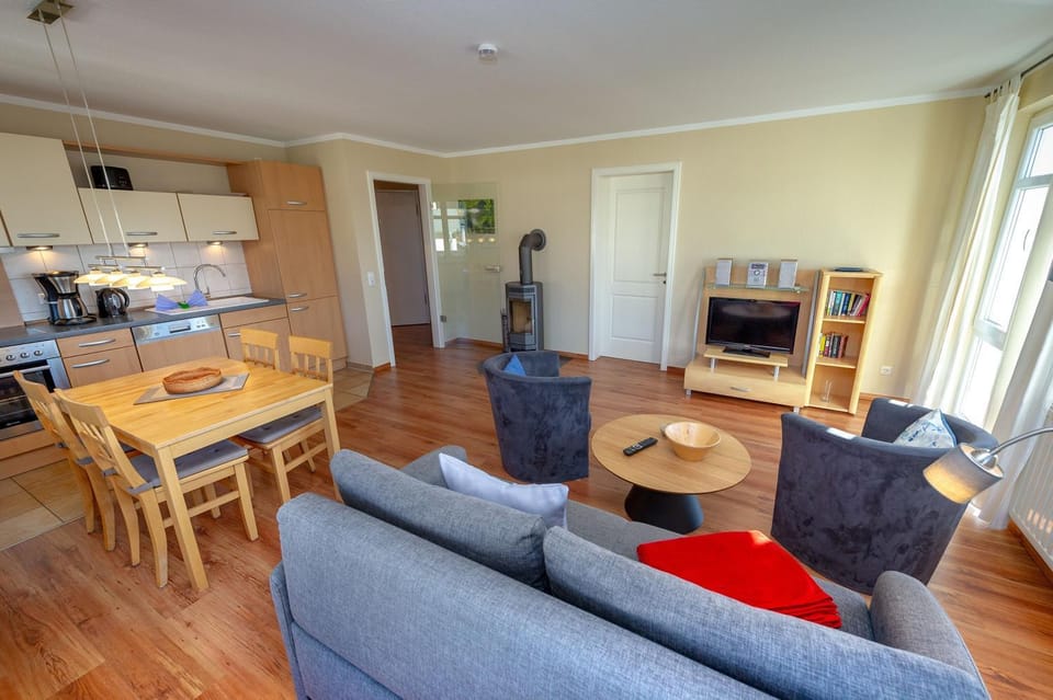 Kitchen or kitchenette, Living room, Seating area, Dining area