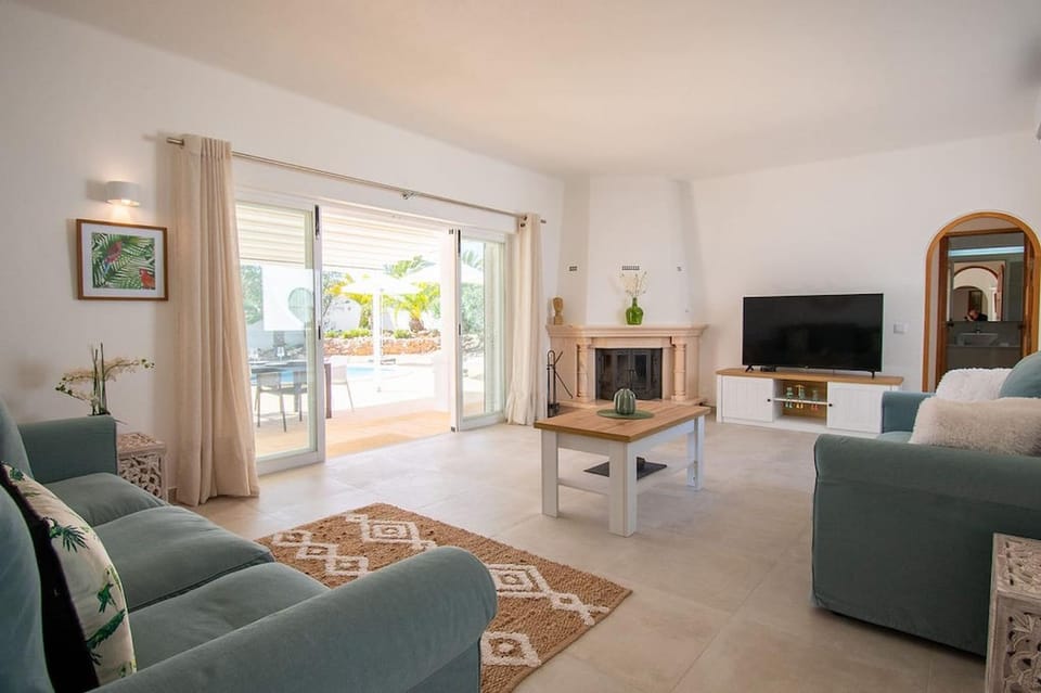 Communal lounge/ TV room, Living room