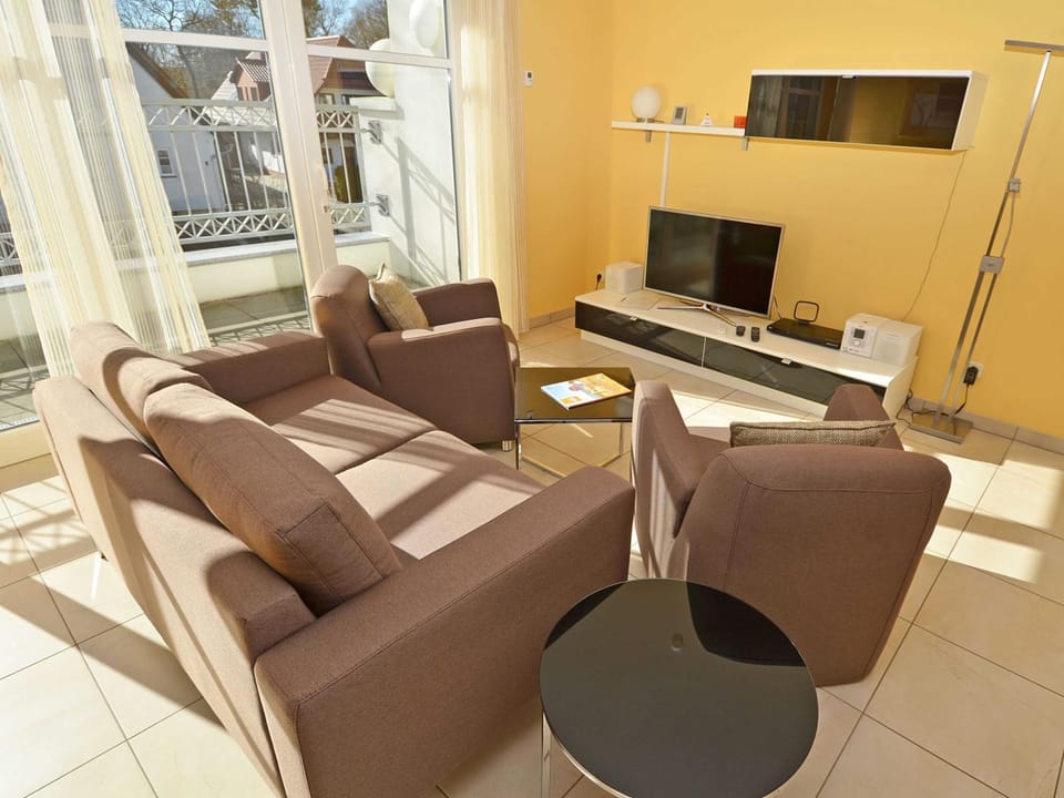 Communal lounge/ TV room, TV and multimedia, Living room, Seating area, Evening entertainment