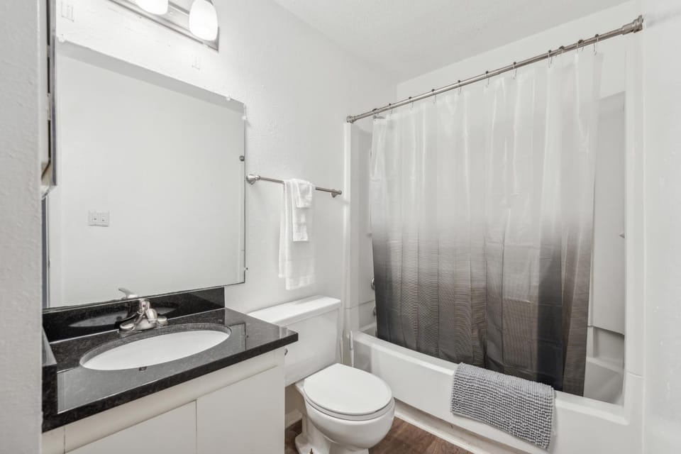 Northcliffe 1107 I Fully Furnished 2 Bedroom 2Bth Apartment in Winston-Salem