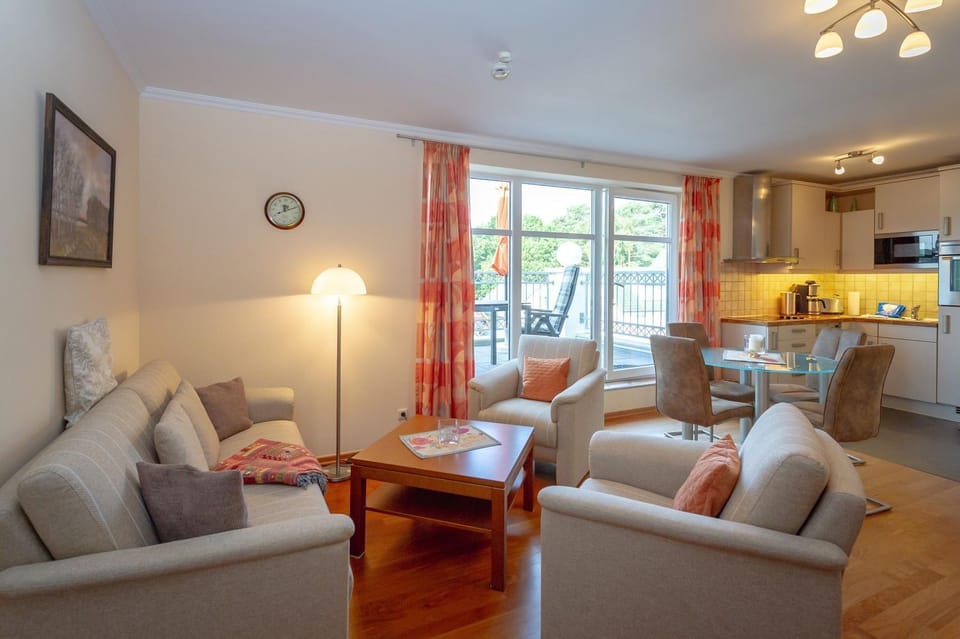 Kitchen or kitchenette, Living room, Seating area, Dining area
