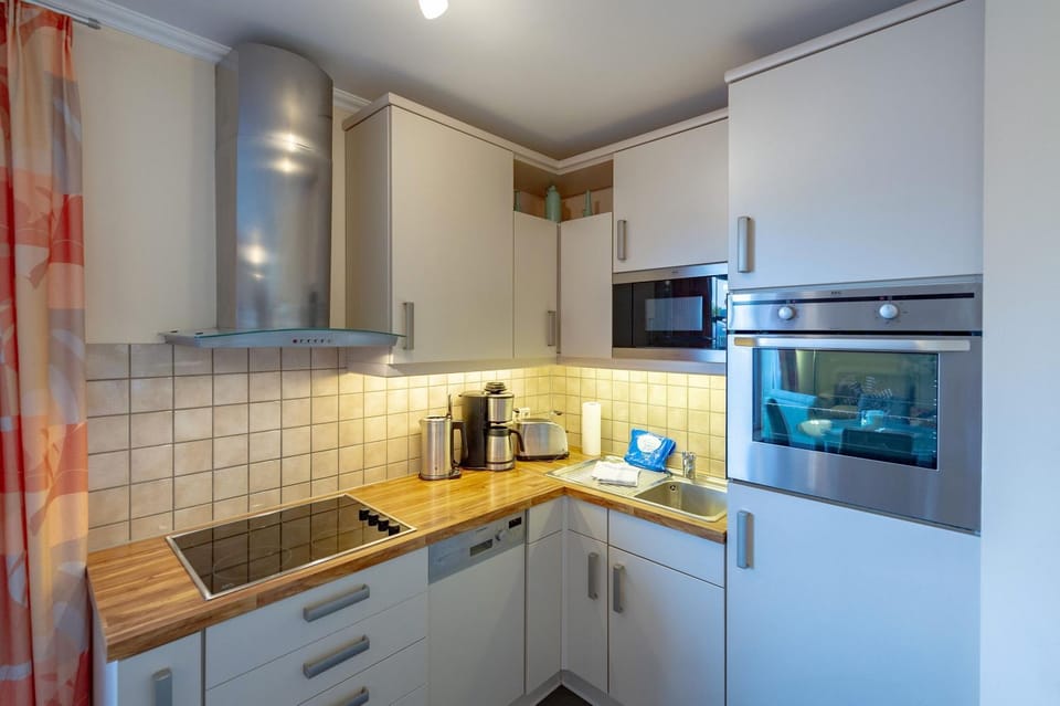 Coffee/tea facilities, Kitchen or kitchenette, dishwasher, stove, toaster