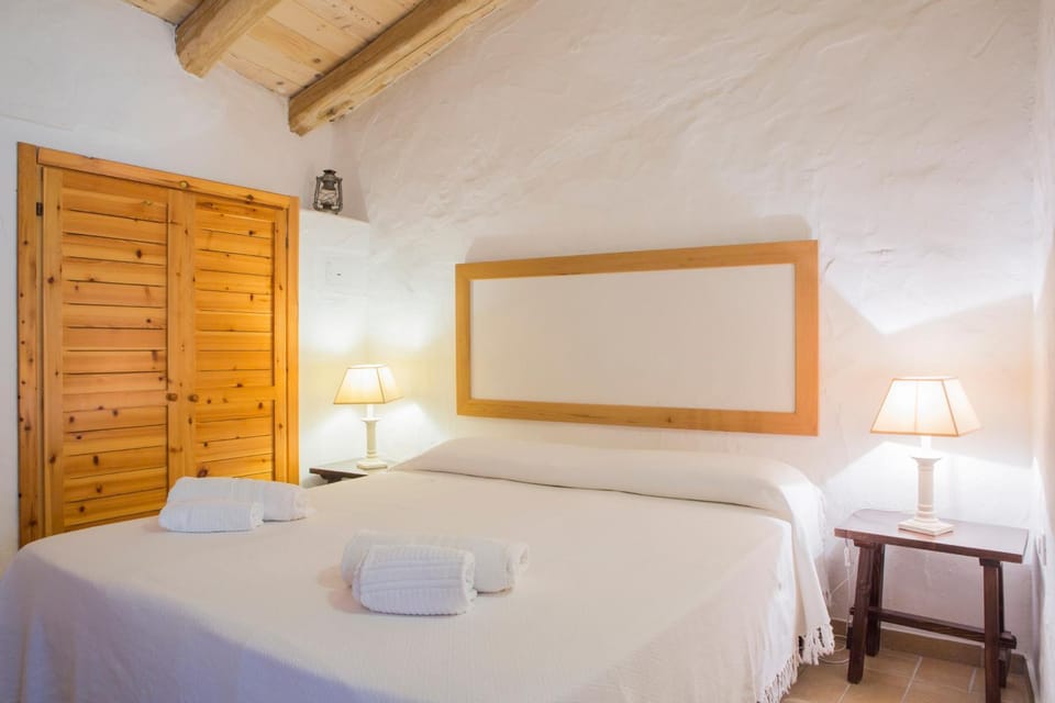 Bed, Photo of the whole room, Bedroom, towels, wardrobe