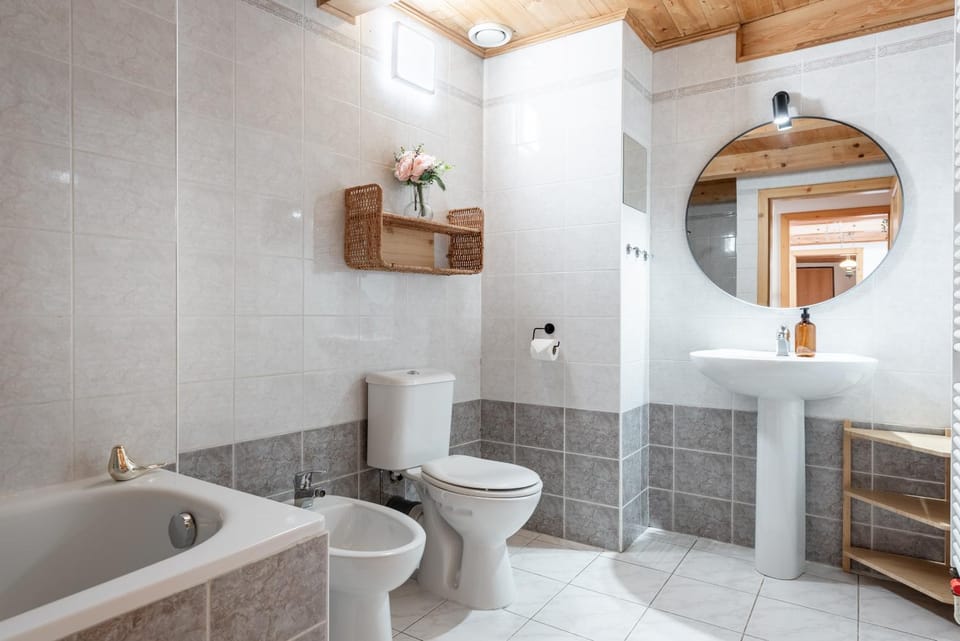 Shower, Toilet, Bathroom, Bath, bidet, towels