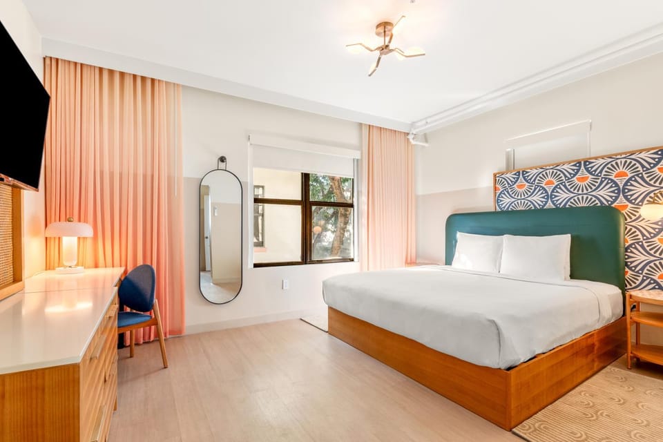 Bed, TV and multimedia, Bedroom