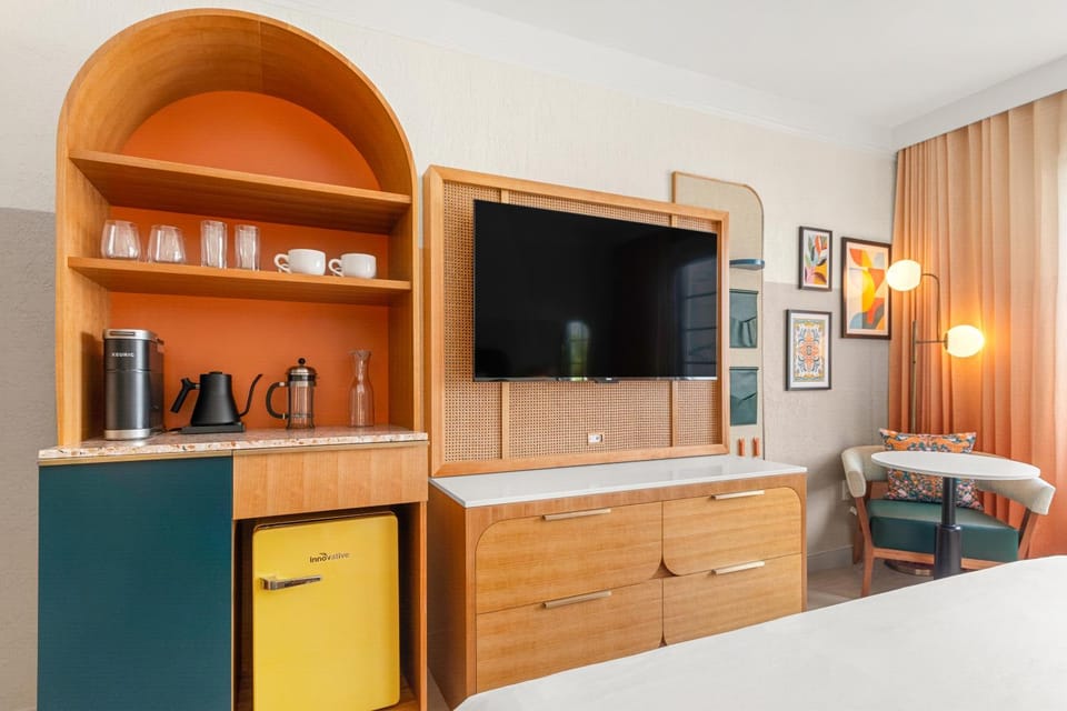 Bed, TV and multimedia, Coffee/tea facilities, Dining area, Bedroom