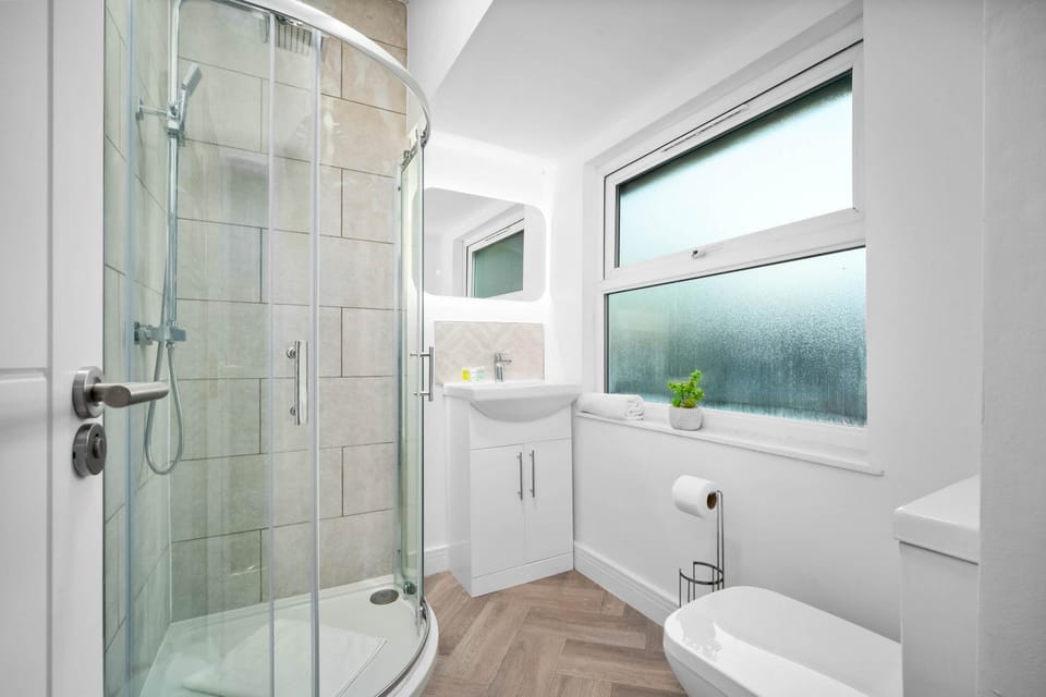 Shower, Toilet, Bathroom, Bath, towels