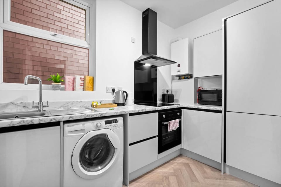 Coffee/tea facilities, Kitchen or kitchenette, oven, stove, toaster, washing machine