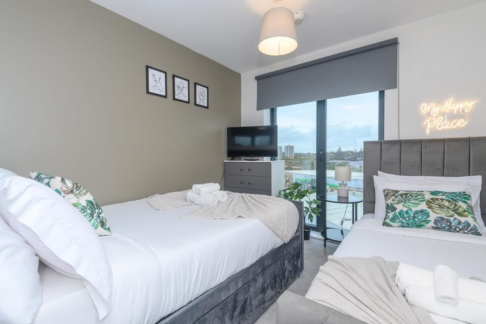 Bed, TV and multimedia, View (from property/room), Photo of the whole room, Bedroom, towels