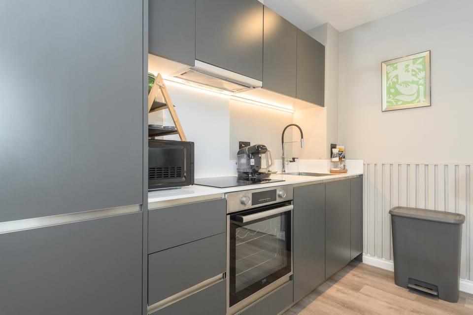 Coffee/tea facilities, Kitchen or kitchenette, microwave, oven, stove, kitchen, kitchen