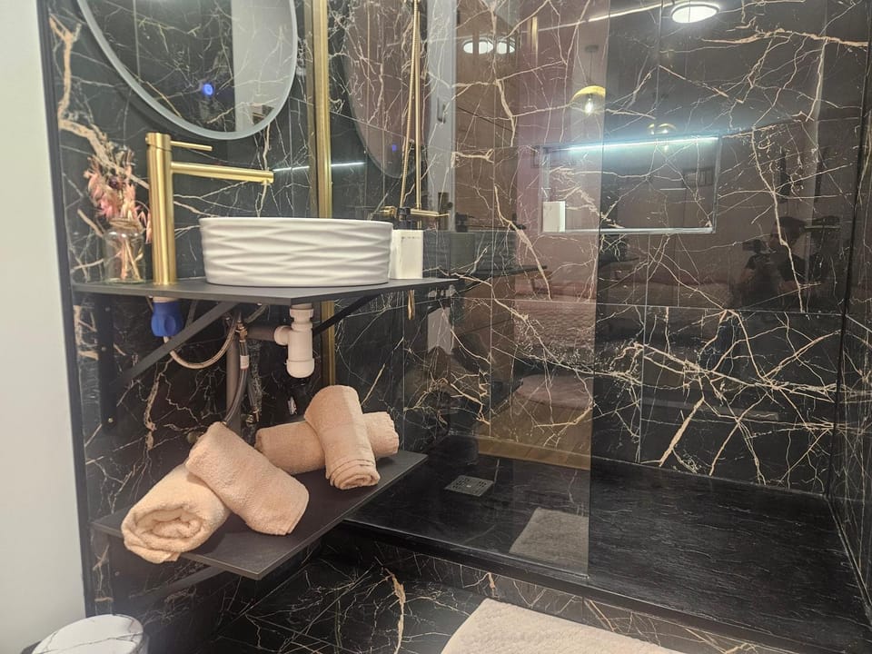 Shower, Bathroom, towels