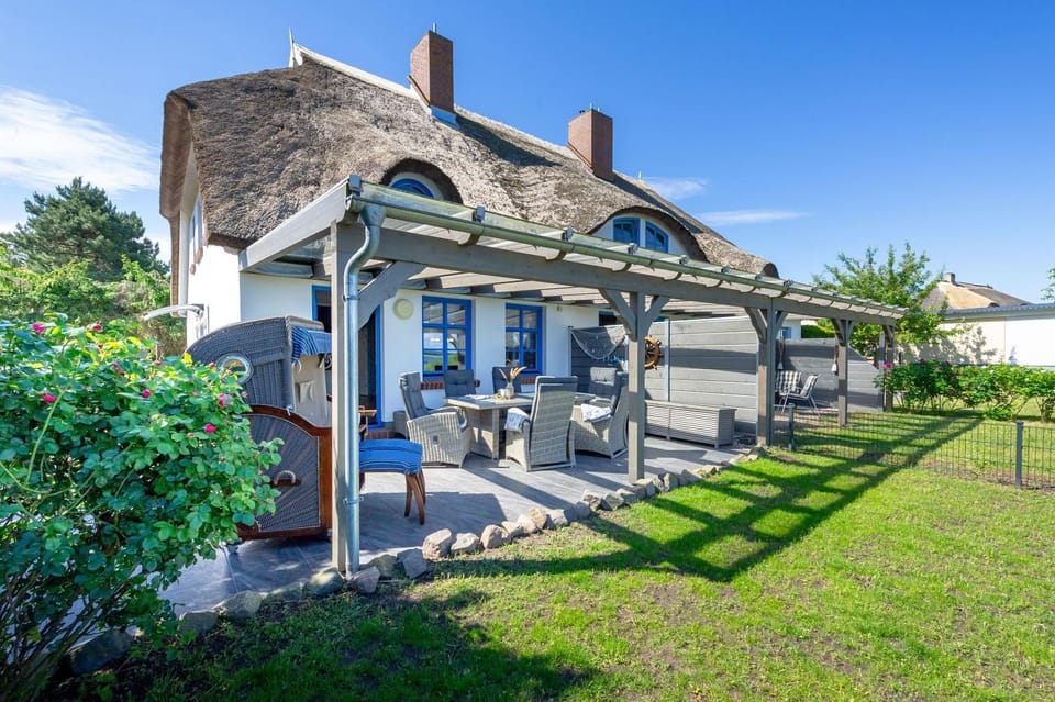 Property building, Garden, Balcony/Terrace
