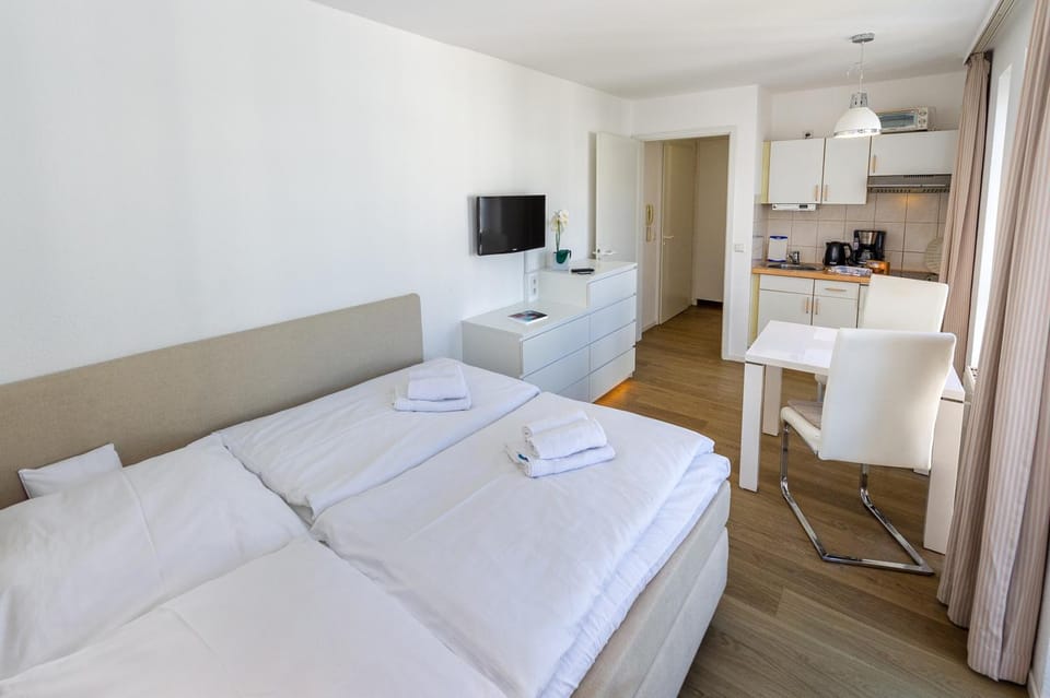 Bed, TV and multimedia, Kitchen or kitchenette, Living room