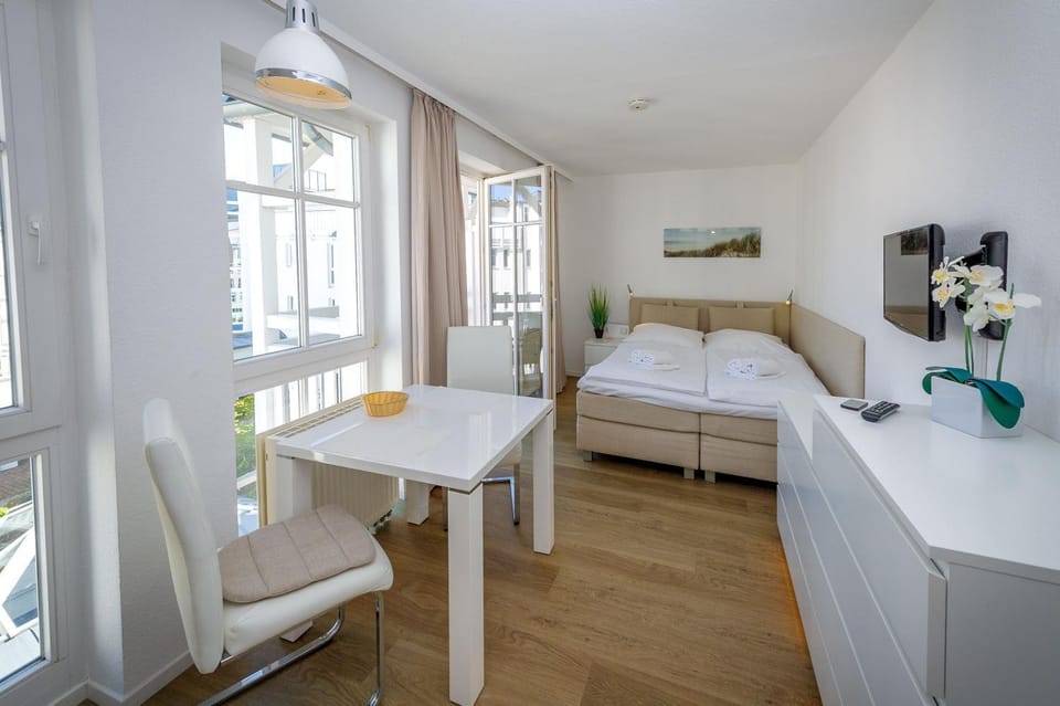 Bed, Photo of the whole room, Dining area