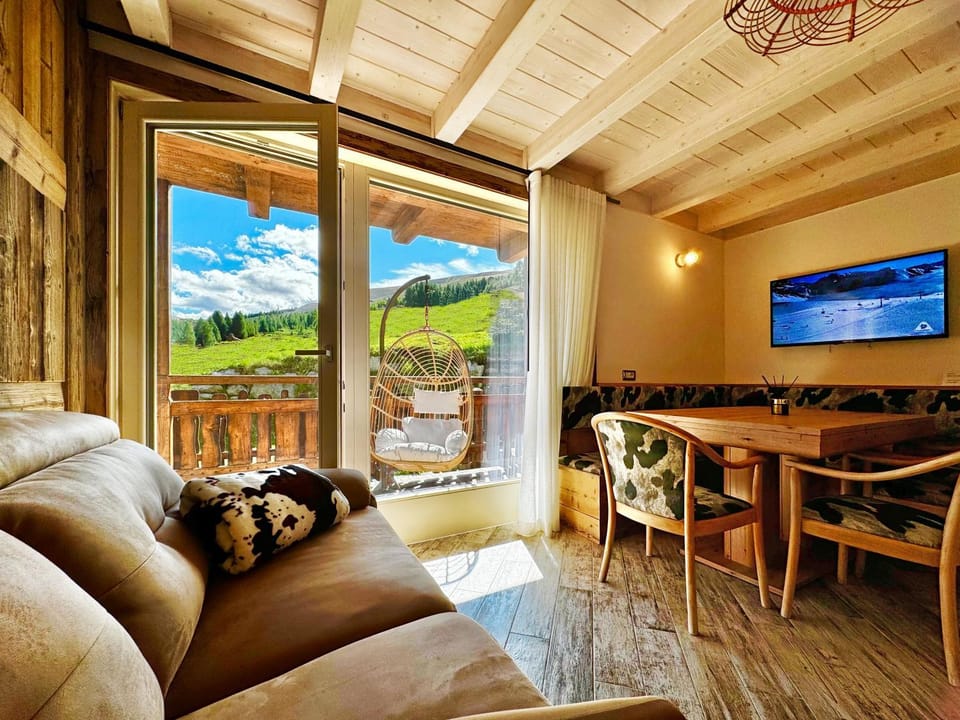 Communal lounge/ TV room, Natural landscape, TV and multimedia, View (from property/room), Balcony/Terrace, Living room, Seating area, Dining area, Mountain view
