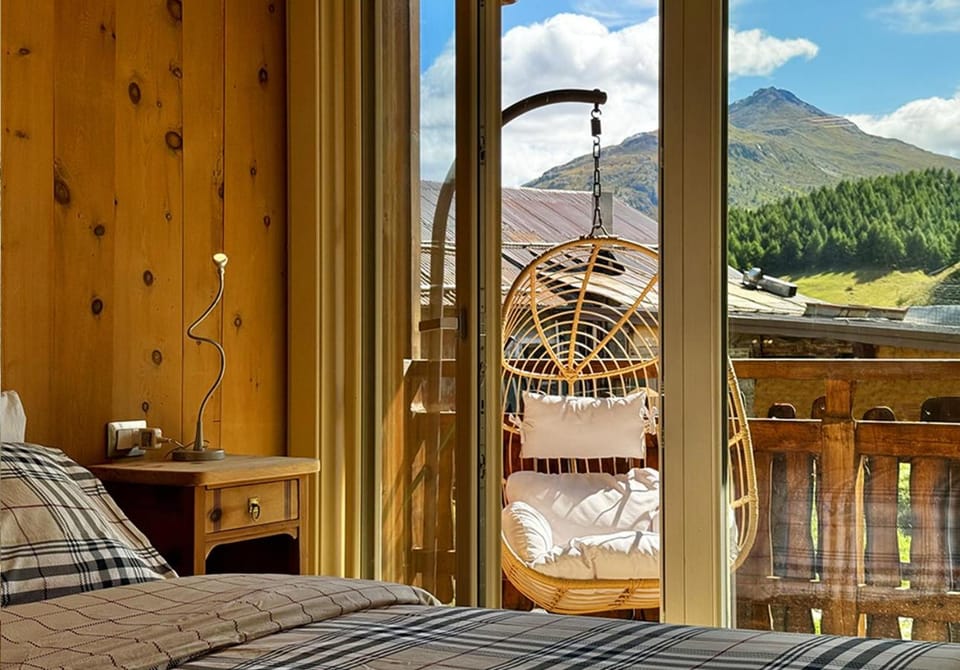 Bed, Day, Natural landscape, Photo of the whole room, Bedroom, Mountain view