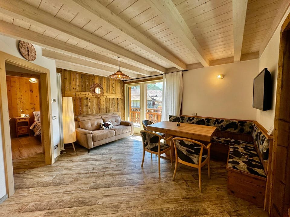 Communal lounge/ TV room, TV and multimedia, Living room, Photo of the whole room, Seating area, Dining area