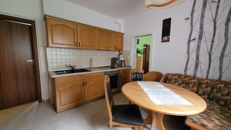 Kitchen or kitchenette, Seating area