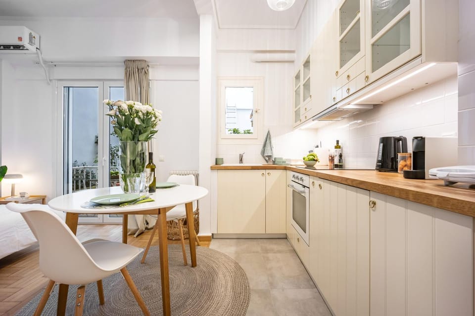 Kitchen or kitchenette, Dining area